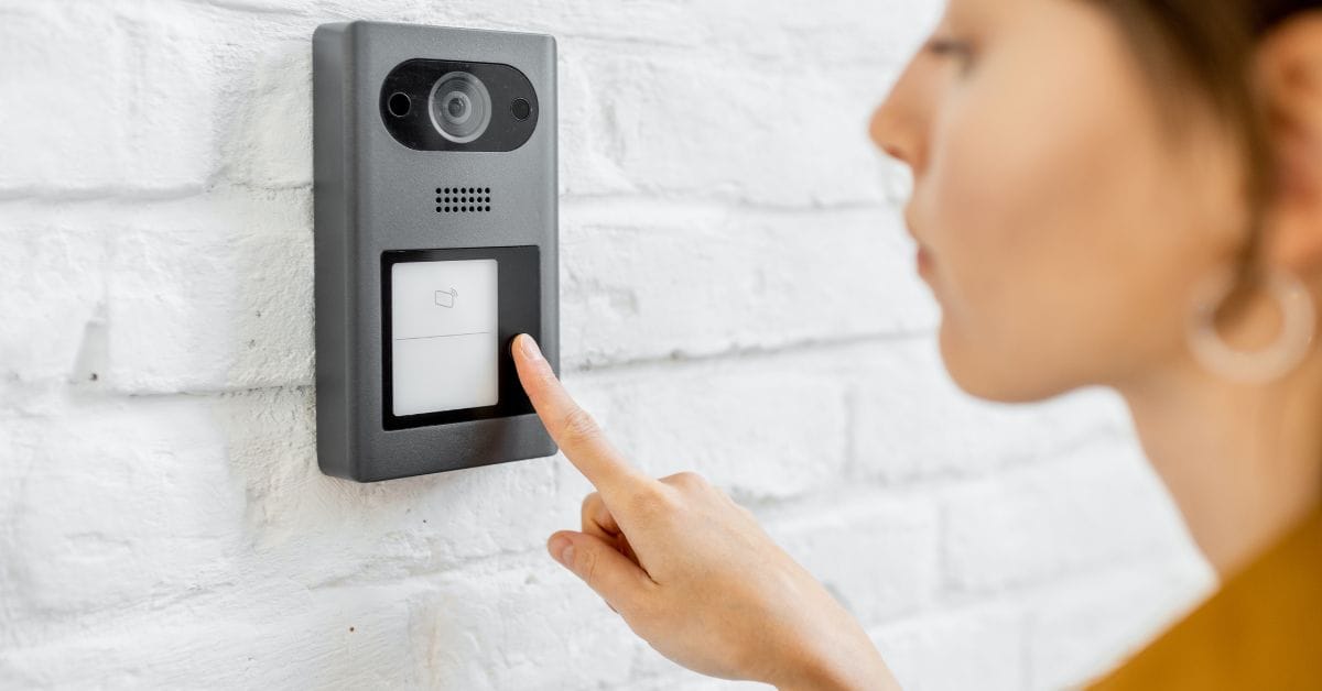Fini le mystère au pas de votre porte : la pose d’ Interphone avec Lenny Elec